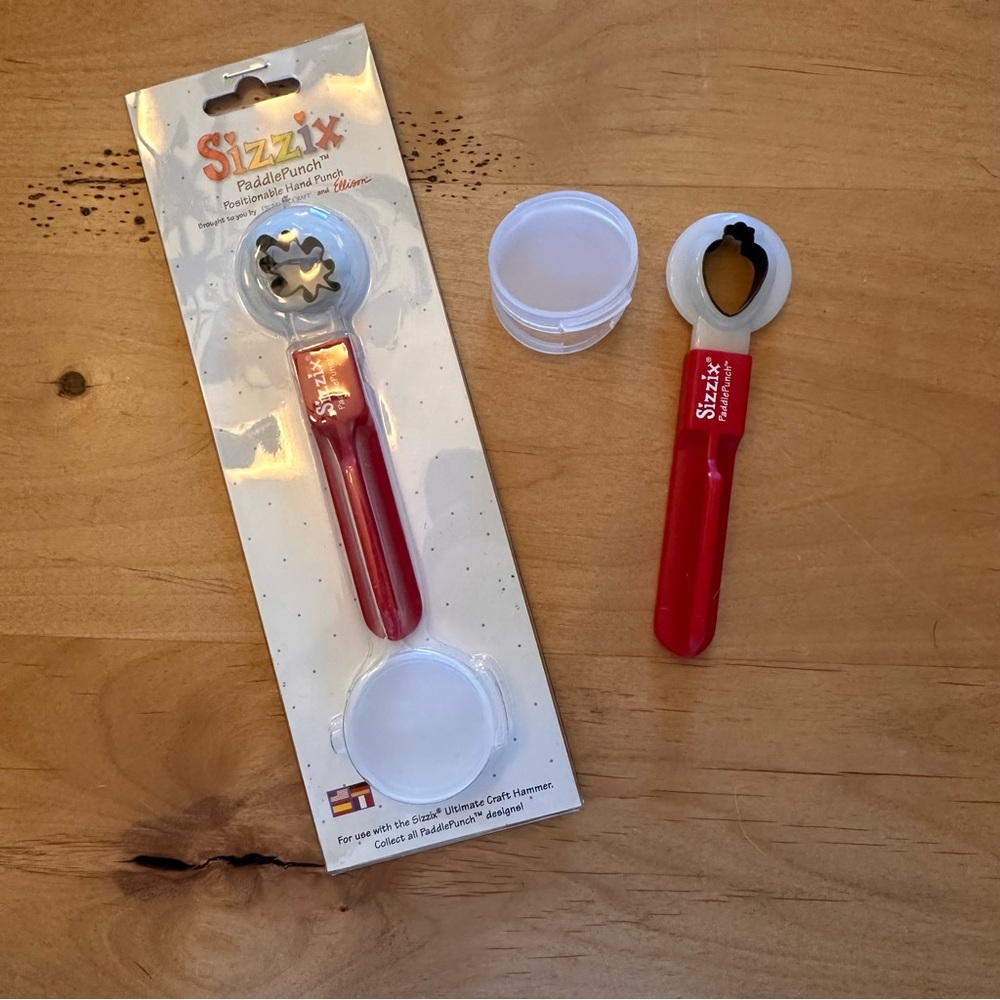 Sizzix PaddlePunch Positionable Hand Punch Oak Leaf & Strawberry